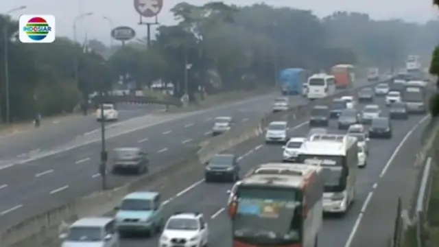 Dua hari usai Lebaran, arus lalu lintas di ruas tol Cikampek Karawang, Jawa Barat, terus dipadati ribuan kendaraan.