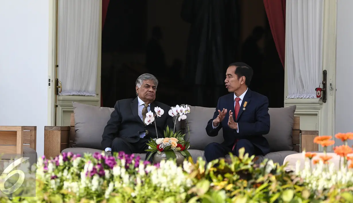 Presiden Joko Widodo berbincang dengan PM Republik Demokratik Sosialis Sri Lanka, H.E. Mr. Ranil Wickremesinghe di halaman belakang di Istana Merdeka, Jakarta, Rabu (3/8). Pertemuan membahas bilateral kedua negara. (Liputan6.com/Faizal Fanani)