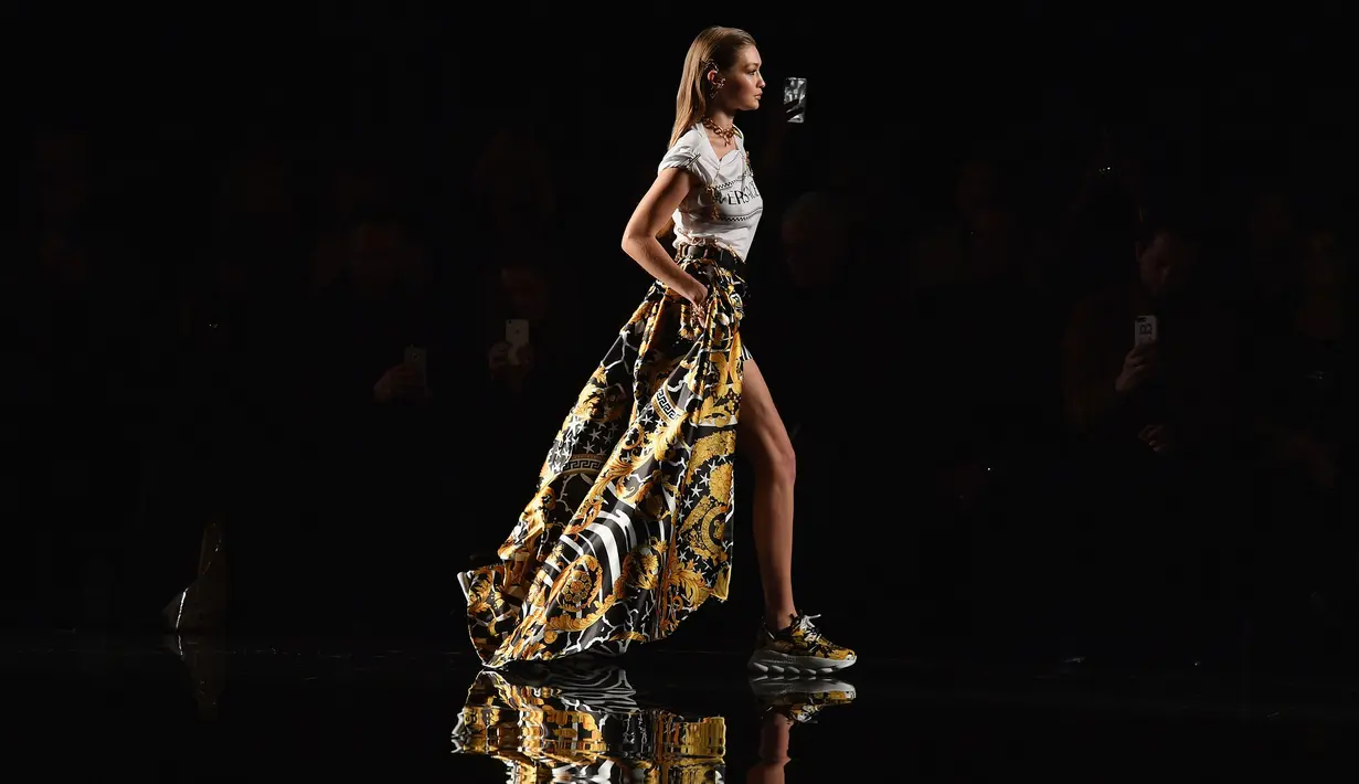Model Gigi Hadid berjalan di catwalk memperagakan busana koleksi Versace Pre-Fall 2019 di New York (2/12). Selain Gigi, model cantik lainnya seperti Irina Shayk, Emily Ratajkowski dan Hailey Baldwin tampil di acara tersebut. (AFP Photo/Angela Weiss)