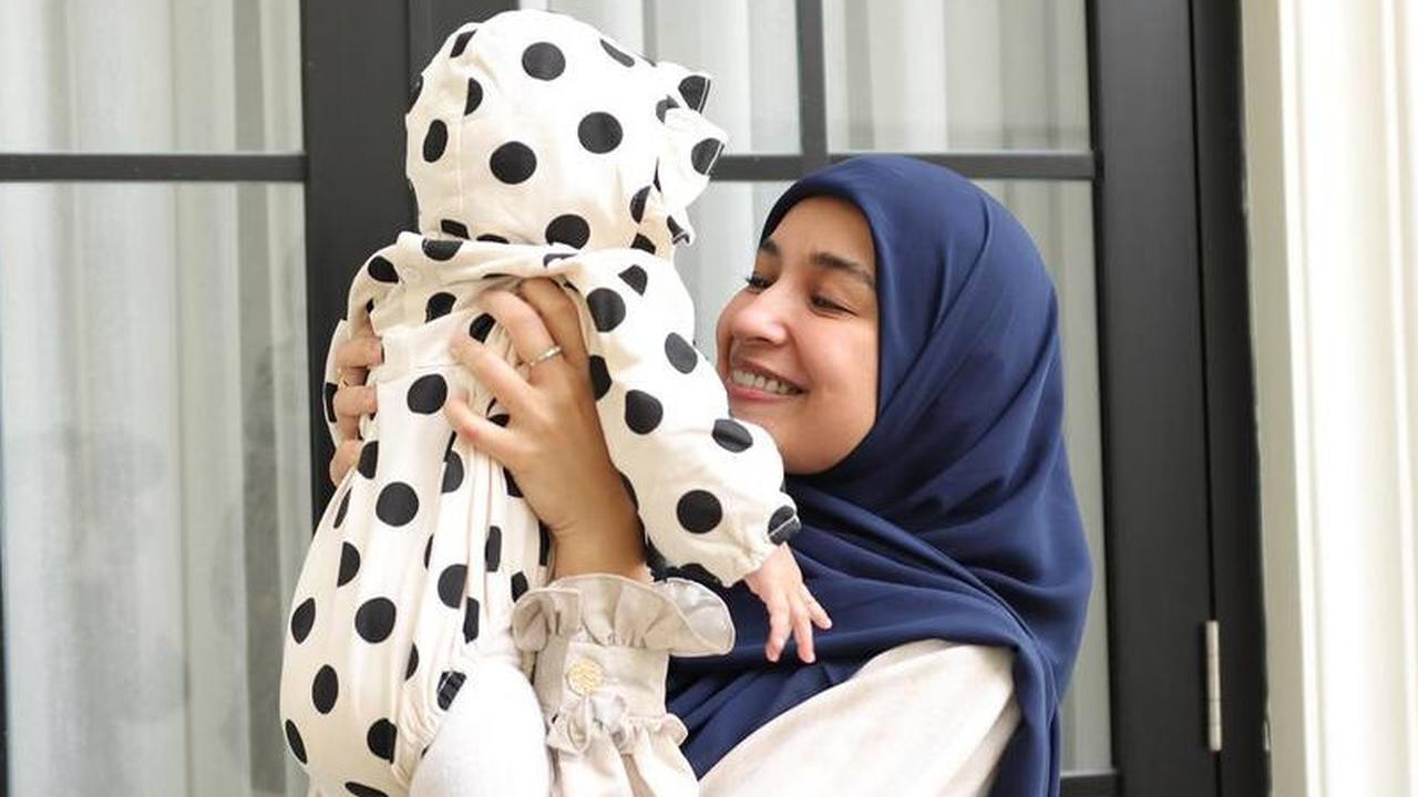 Potret Baby Humaira yang Diduga Anak Angkat Zaskia Sungkar Digendong Shireen, Wajah Sedikit Terlihat Buat Penasaran