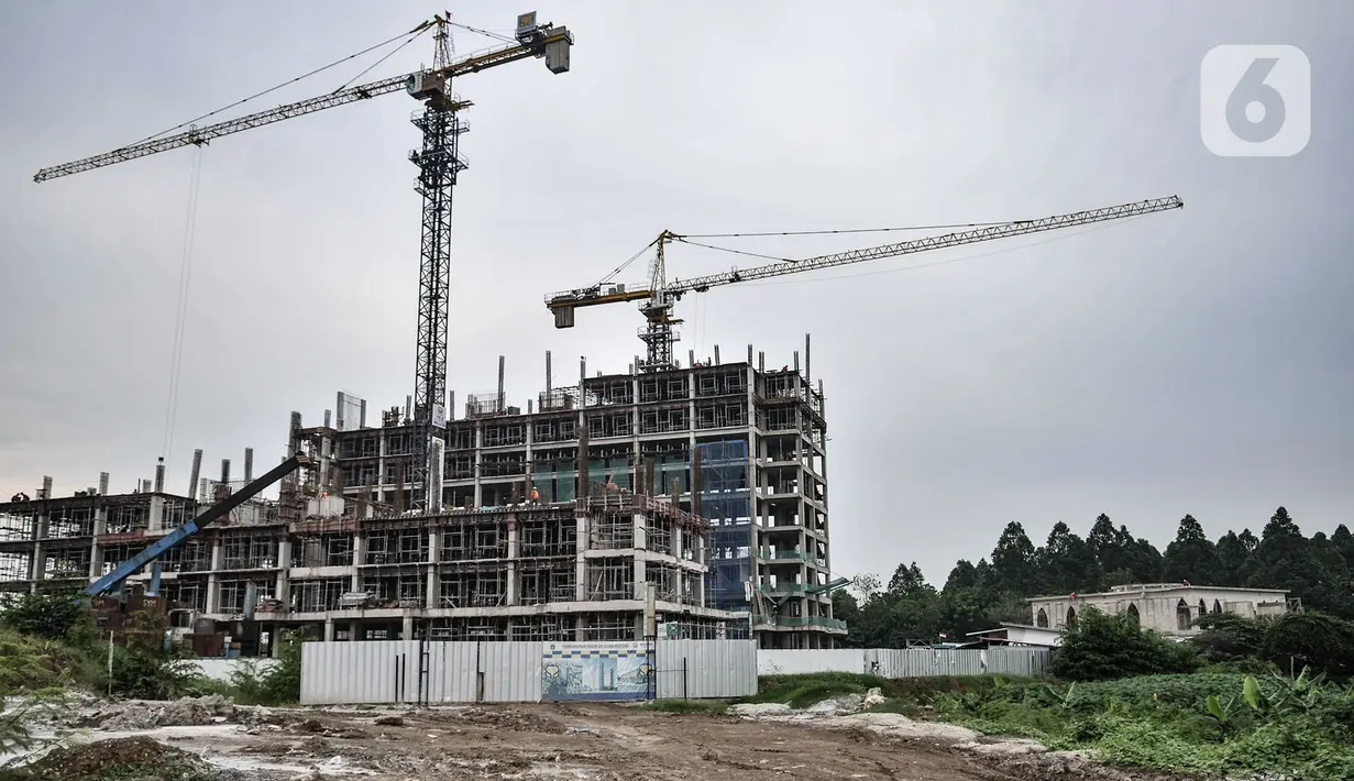Aktivitas pekerja saat menyelesaikan proyek pembangunan rumah susun sewa (Rusunawa) Ujung Menteng di Jalan Inspeksi KBT, Jakarta, Kamis (5/11/2020). Rusunawa Ujung Menteng yang dibangun oleh PT Brantas Abipraya (Persero) itu ditargetkan rampung pada 2021. (merdeka.com/Iqbal Nugroho)