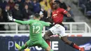 Gelandang Manchester United, Paul Pogba, berusaha melewati kiper Newcastle, Martin Dubravka, pada laga Premier League di Stadion St James Park, Newcastle, Rabu (2/1). Newcastle kalah 0-2 dari MU. (AP/Owen Humphreys)