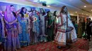 Sejumlah model wanita saat berpose diatas panggung lomba rias pengantin lokal di Karachi, Pakistan, 22 Maret 2016.Sejumlah wanita mengikuti lomba yang diadakan di sebuah pusat pembelajaan. (REUTERS / Akhtar Soomro)