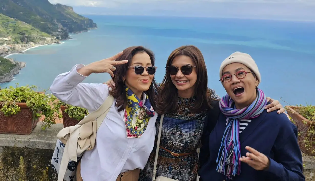 Dalam momen liburannya ke Italia, terlihat bahwa Najwa Shihab mengunjungi Amalfi yang menghadirkan pemandangan indah pantai di provinsi Salerno. Dalam momen ini ia gunakan untuk abadikan potret kebersamaan dengan orang terdekatnya. (Liputan6.com/IG/@najwashihab)