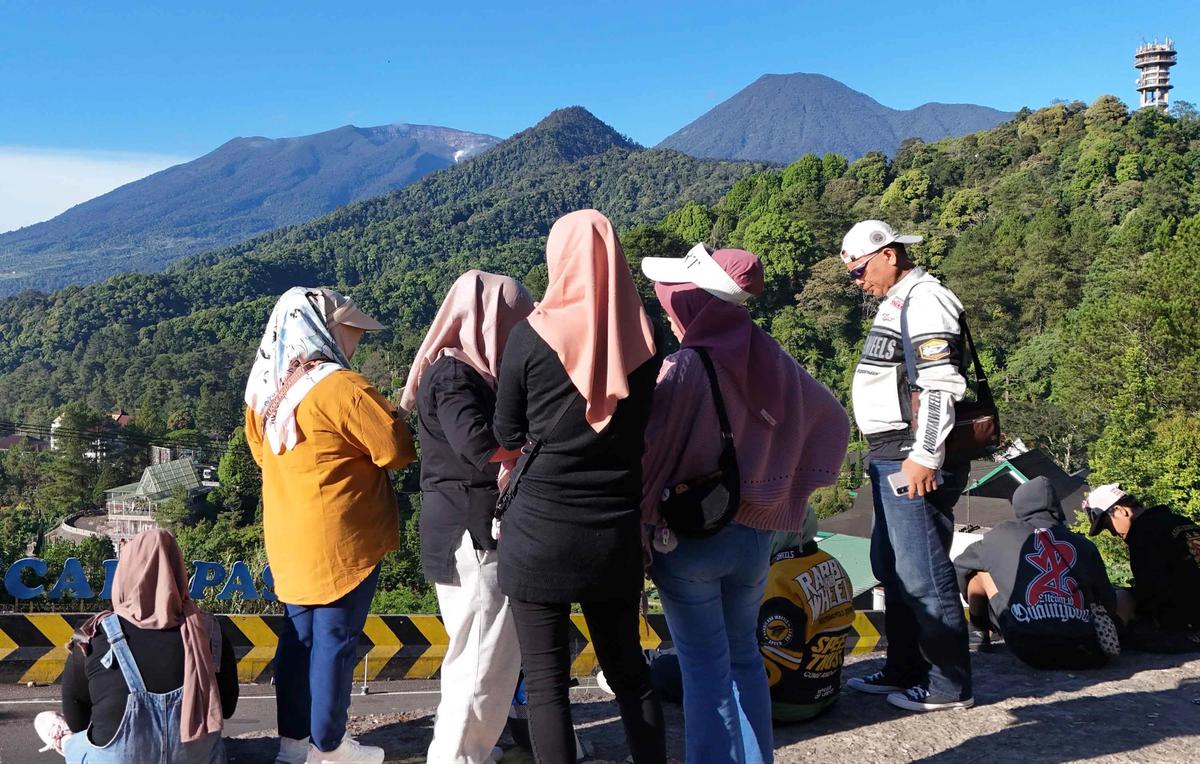 FOTO: Pesona Alam Puncak Masih Menjadi Tujuan Favorit Warga Saat Libur Panjang