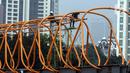 Aktivitas pekerja saat menyelesaikan pembangunan Sky Walk Kebayoran Lama, Jakarta, Selasa (11/10/2022). Jembatan penyebrangan orang (skywalk) ini dibangun untuk mendukung integrasi antarmoda transportasi. (Liputan6.com/JohanTallo)