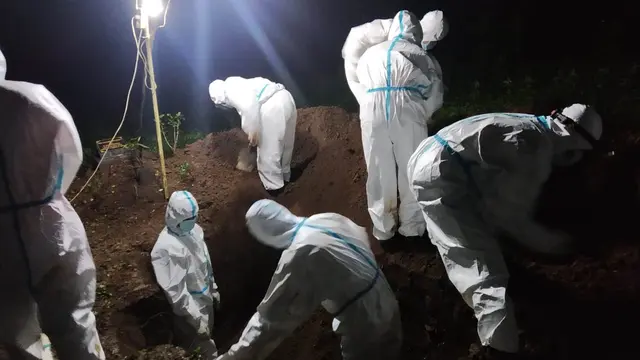 Petugas pemakaman jenazah pasien Covid-19 protokol kesehatan dan menggunakan APD lengkap. (Foto: Liputan6.com/Rudal Afgani Dirgantara)