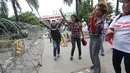 Massa pendukung Basuki T Purnama (Ahok) meneriakkan yel-yel di depan Gedung Kementerian Pertanian, Jakarta, Rabu (29/3). Dalam sidang ke-16 tersebut tim kuasa hukum menghadirkan 7 saksi ahli untuk meringankan Ahok. (Liputan6.com/Immanuel Antonius)
