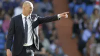 Pelatih Real Madrid, Zinedine Zidane, memberikan arahan kepada anak asuhnya saat melawan Celta Vigo pada laga La Liga 2019 di Stadion Santiago Bernabeu, Sabtu (16/3). Real Madrid menang 2-0 atas Celta Vigo. (AP/Paul White)