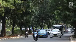 Kendaraan melintas di Jalan Sudirman, Jakarta, Selasa (19/9). Terkait pembangunan trotoar, Sekda DKI Saefullah mengatakan ribuan pohon akan dipindahkan ke lokasi yang merupakan aset Pemprov DKI, seperti Taman BMW. (Liputan6.com/Immanuel Antonius)