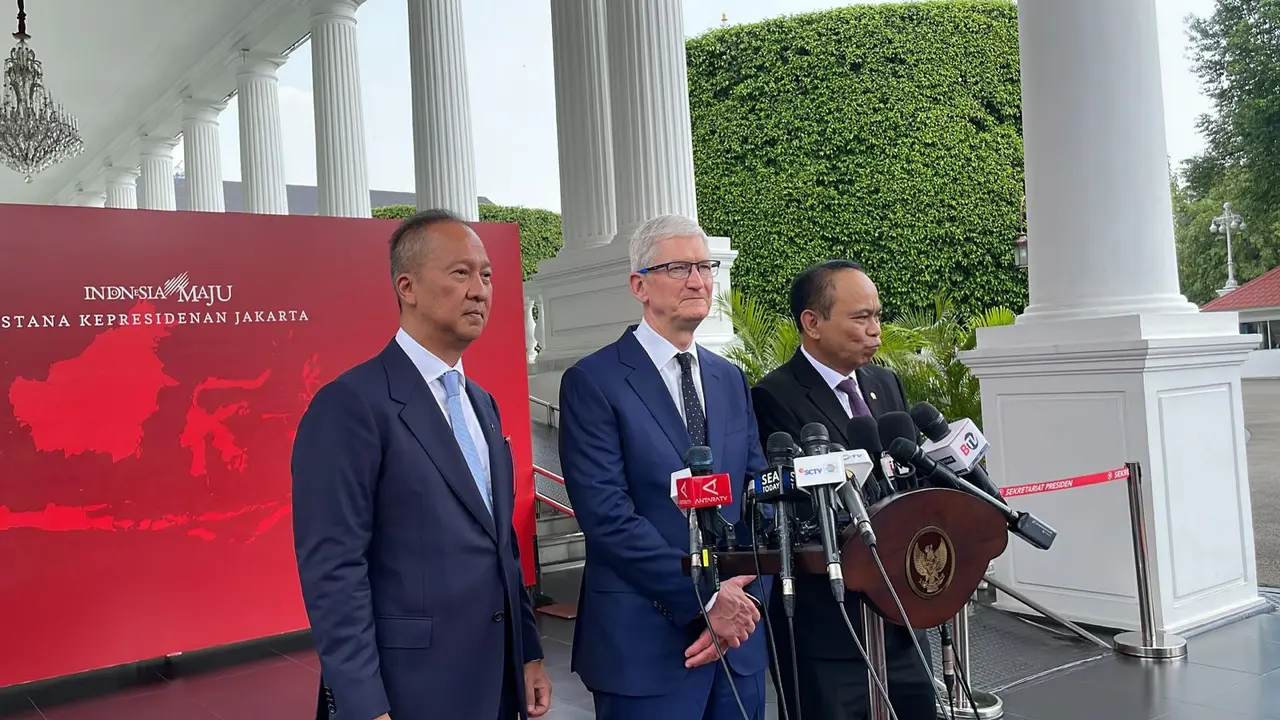 Chief Executive Officer (CEO) Apple Tim Cook tiba di Istana Kepresidenan Jakarta. Cook datang untuk bertemu dengan Presiden Jokowi. (Liputan6.com/Lizsa Egeham)