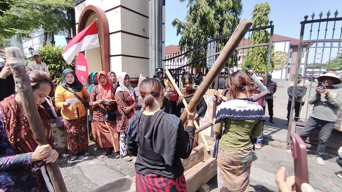 Tambang Gerogoti Pegunungan Kendeng, Warga Soroti Beking Aparat