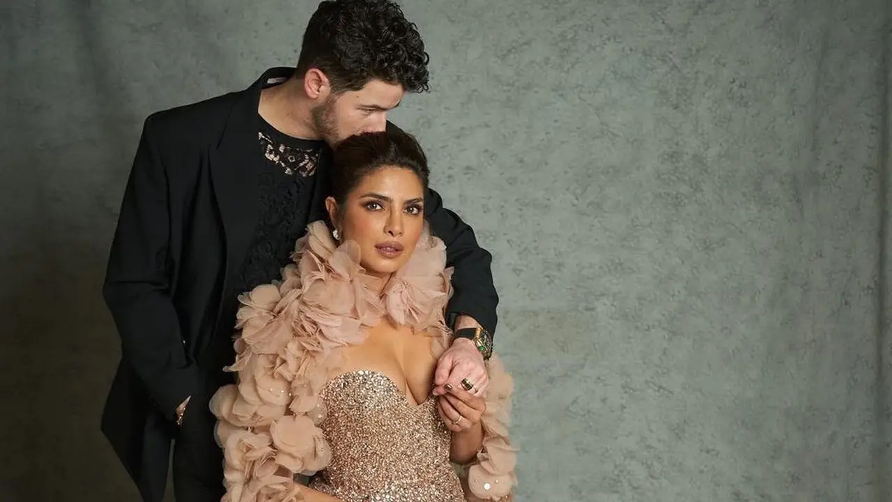 Gaya Priyanka Chopra Pulang ke India Didampingi Nick Jonas, Glamor Dibalut Sheer Dress hingga Sari
