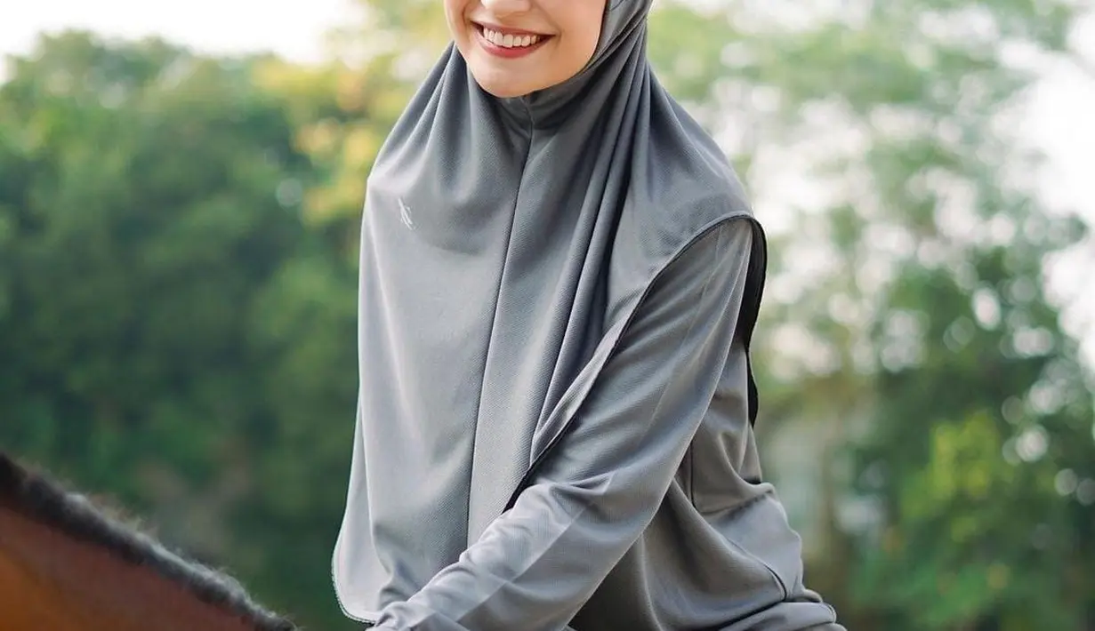 Selanjutnya, ada Shireen Sungkar. Shireen yang hobi berkuda terlihat cantik mengenakan sport wear milik Natasha Rizky [instagram/natasharizkynew]
