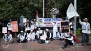 Umat muslim dari berbagai daerah sedang istirahat sambil meneriakan takbir usai melakukan perjalanan dan menjalankan salat Shubuh di Masjid Istiqlal, Jakarta. (04/10). (Liputan6.com/Johan Tallo)