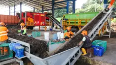 Pekerja melakukan pemilahan sampah dari mesin pencacah yang akan dijadikan pupuk kompos di tempat penyaringan sampah di TB Simatupang, Jakarta, Selasa (9/1/2024). (Liputan6.com/Herman Zakharia)