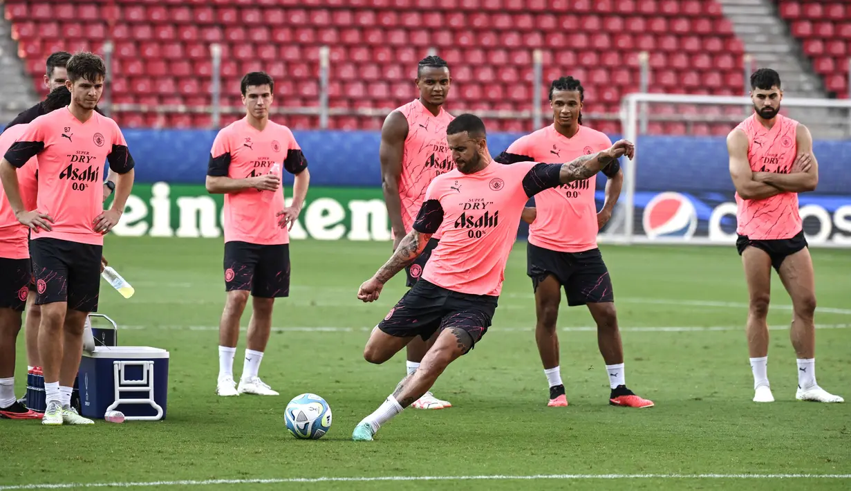 Manchester City akan bersua dengan Sevilla dalam gelaran Piala Super Eropa 2023 di Stadion Karaiskakis, Piraeus, Yunani, Kamis (17/8) dini hari WIB. (Angelos Tzortzinis / AFP)