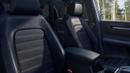 CR-V terbaru sudah dilengkapi jok berlapis kulit dengan motif yang mirip dengan generasi sebelumnya. Trim dashboard, pintu, serta bangku diberikan imbuhan jahitan berwarna jingga untuk memberikan nuansa sporty di kabin mobil ini. Sepuluh airbag tersebar di seluruh bagian interior untuk memberikan keselamatan penumpang di dalamnya. (Source: paultan.org)