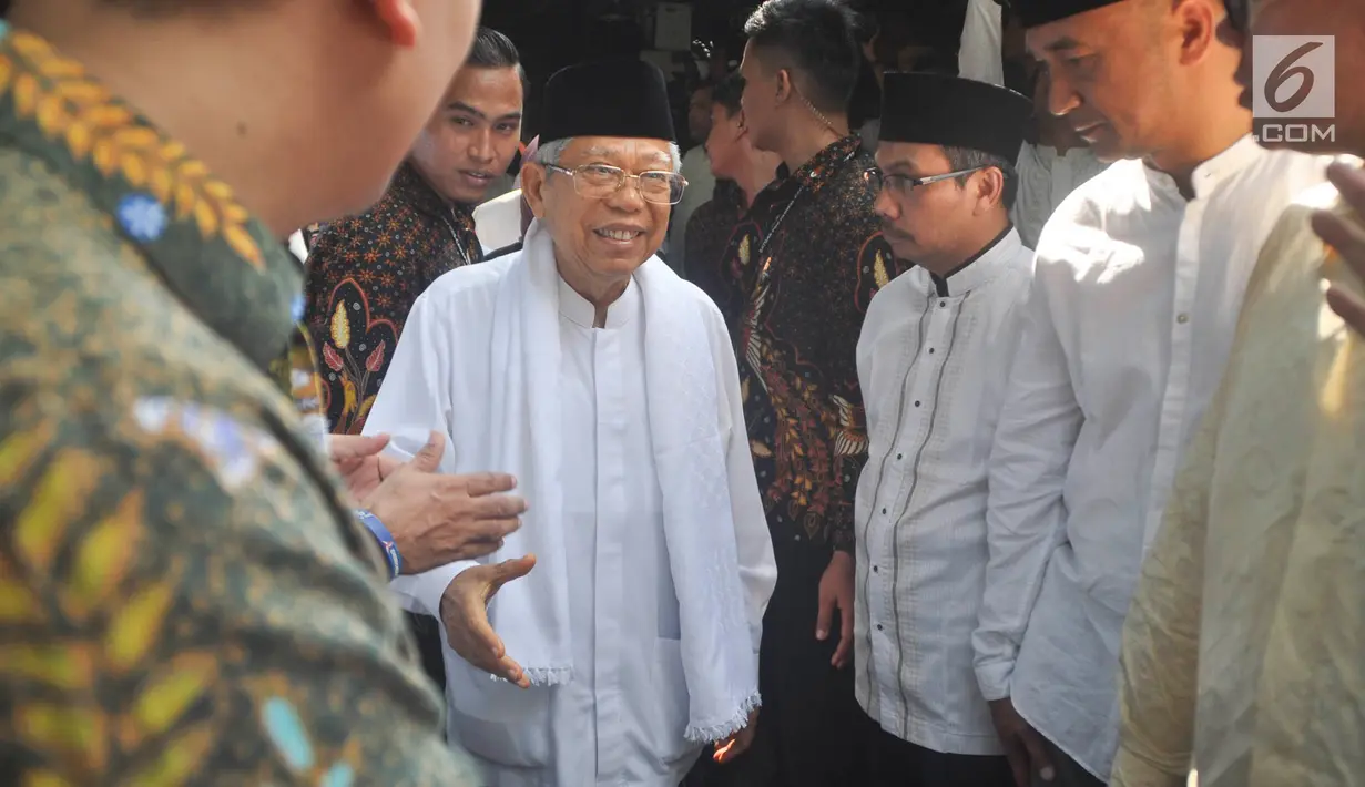 Ketua MUI Ma'ruf Amin tiba untuk memimpin salat jenazah istri presiden ke-6 RI Susilo Bambang Yudhoyono, Ani Yudhoyono di Puri Cikeas, Bogor, Jawa Barat, Minggu (2/6/2019). Jenazah Ani Yudhoyono akan dimakamkan di TMP Kalibata. (Liputan6.com/Immanuel Antonius)
