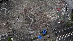 Penyelidik bekerja di lokasi ledakan di Koriyama, Prefektur Fukushima, Jepang utara, Kamis, (30/7/2020). Setidaknya lebih dari puluhan orang terluka dan dibawa ke rumah sakit setelah ledakan akibat kebocoran gas menghantam dinding, jendela, dan bangunan di lingkungan tersebut. (Berita Kyodo via AP)
