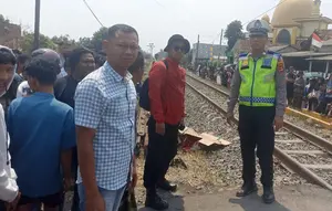Pemotor Tertabrak Kereta hingga Terpental