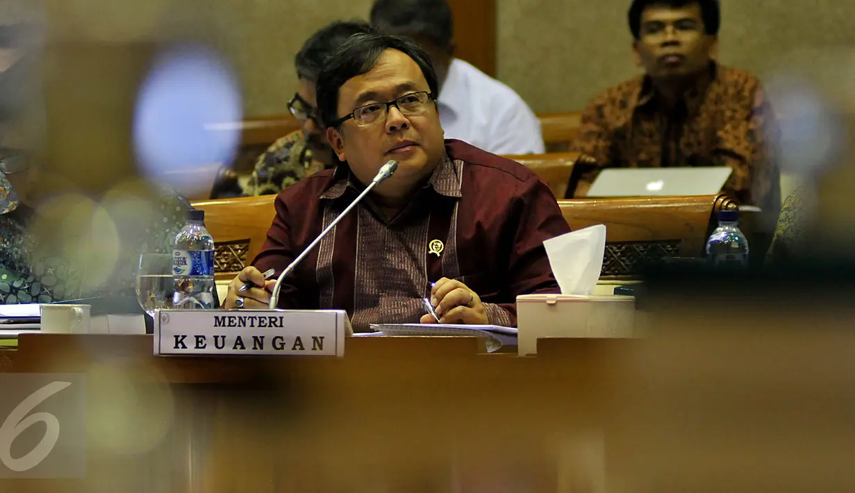 Menteri Keuangan Bambang Brodjonegoro mengikuti rapat kerja dengan Komisi XI di Komplek Parlemen Senayan, Jakarta, Selasa (6/10/2015). Rapat tersebut membahas rencana kerja dan anggaran Kementrian Keuangan tahun 2016. (Liputan6.com/Johan Tallo)