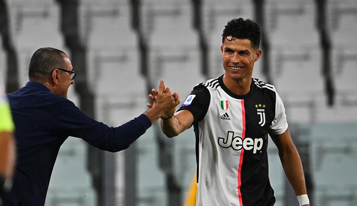 Striker Juventus, Cristiano Ronaldo bersama Maurizio Sarri melakukan selebrasi usai mencetak gol ke gawang Lazio pada laga Serie A di Stadion Allianz, Turin, Senin (20/7/2020). Juventus menang 2-1 atas Lazio. (AFP/Isabella Bonotto)