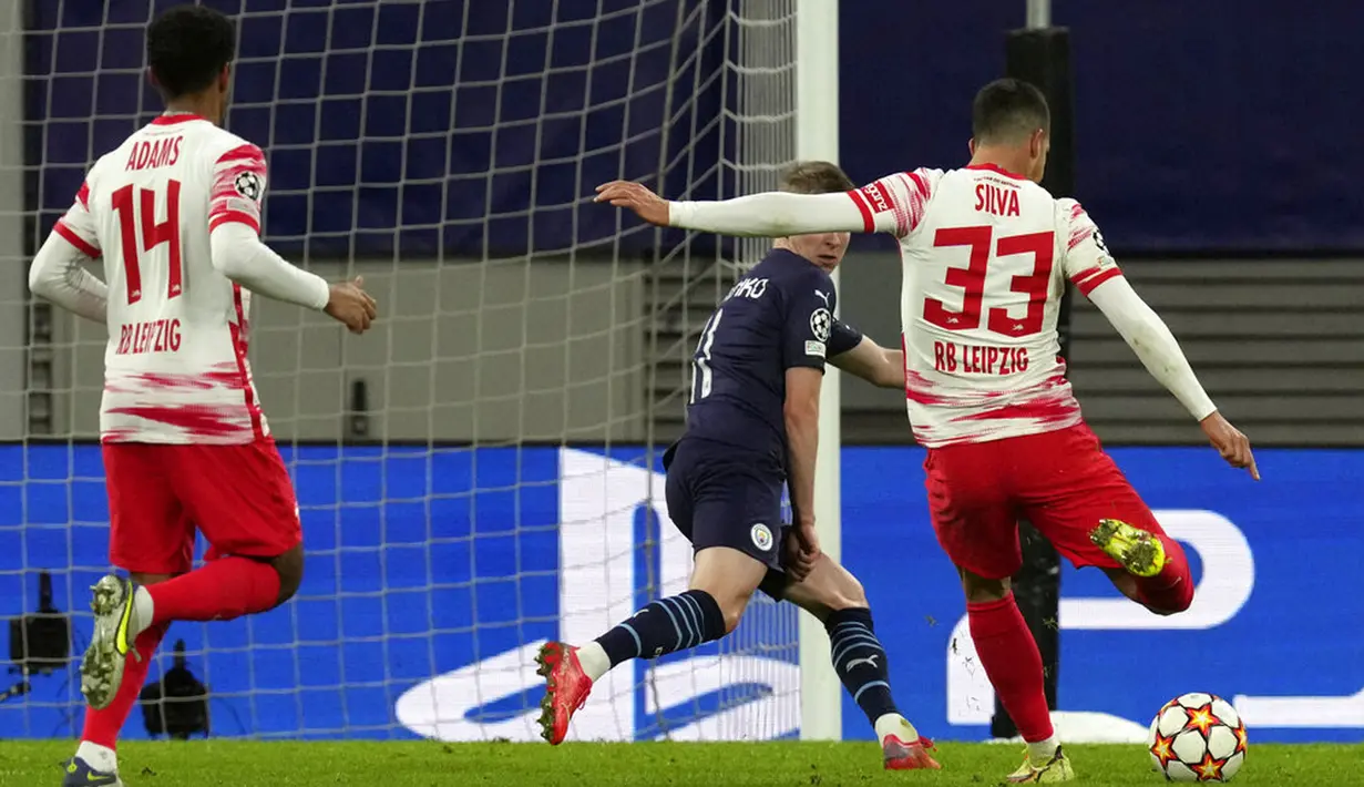 Pemain RB Leipzig Andre Silva (kanan) mencetak gol ke gawang Manchester City pada pertandingan sepak bola Grup A Liga Champions di Red Bull Arena, Leipzig, Jerman, 7 Desember 2021. RB Leipzig menang 2-1. (AP Photo/Michael Sohn)