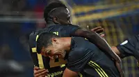 Gelandang Juventus, Blaise Matuidi mendapat pelukan dari Cristiano Ronaldo. (Andreas SOLARO / AFP)