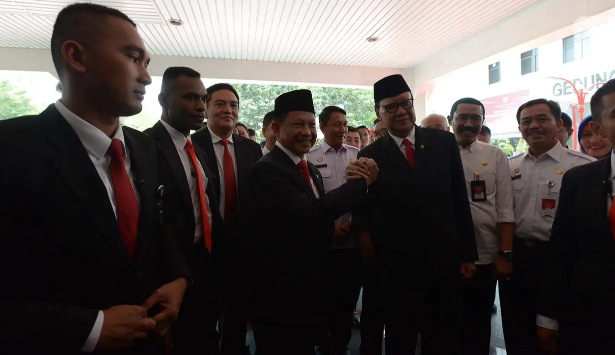 Menteri Dalam Negeri Tito Karnavian bersama pejabat lama Tjahjo Kumolo tiba untuk acara serah terima jabatan di Kantor Kemendagri, Jakarta, Rabu (23/10/2019). Presiden Jokowi resmi melantik Tito Karnavian menjadi Menteri Dalam Negeri dalam jajaran Kabinet Indonesia Maju. (merdeka.com/Imam Buhori)