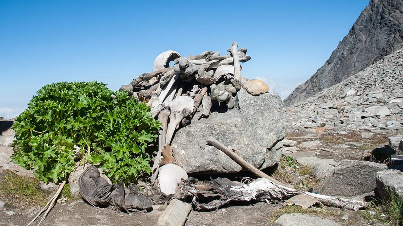 Danau Roopkund yang misterius di India 