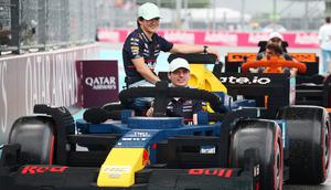 Pembalap Red Bull Racing, Max Verstappen (kanan) dan Yuki Tsunoda melakukan parede mobil lego sebelum balapan Formula 1 GP Miami 2025 yang berlangsung di Sirkuit Autodromo, Miami, Florida, Minggu (04/05/2025) waktu setempat. (AFP/Mark Thompson)