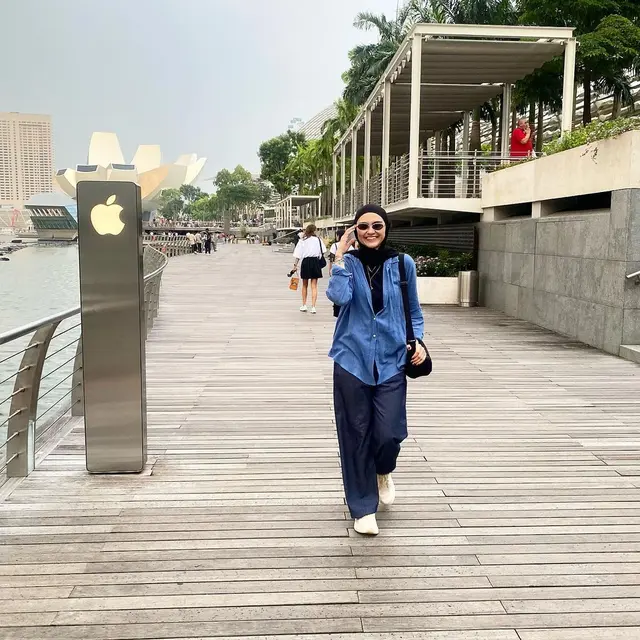 6 Gaya Berhijab Zee Zee Shahab yang Santai, Selalu Kelihatan Seperti ABG