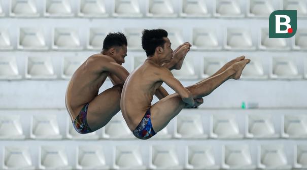 Pasangan atlet loncat indah, Andriyan (kanan) dan Adityo Restu Putra beraksi pada nomor menara synchro putra Kejurnas Akuatik 2026 di Stadion Akuatik Gelora Bung Karno, Senayan, Jakarta, Selasa (05/05/2026). (Bola.com/Bagaskara Lazuardi)