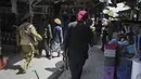 Pasukan Taliban tiba untuk berbelanja di Pasar Bush, Kabul, Afghanistan, Kamis (9/9/2021). Taliban menguasai Afghanistan setelah pasukan Amerika Serikat angkat kaki. (AAMIR QURESHI/AFP)
