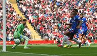 Kiper Liverpool, Giorgi Mamardashvili, hanya bisa mematung melihat bola masuk ke dalam gawangnya setelah gelandang Chelsea, Enzo Fernandez, melepas tendangan bebas dalam laga Premier League di Anfield, Sabtu (9/5/2026) malam WIB. (PETER POWELL / AFP)