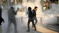 Demonstrasi di Iran yang berawal terjadi pada Kamis, 28 Desember 2017. Demo dilaporkan terjadi berlarut-larut dan menyebar ke beberapa kota (AFP)