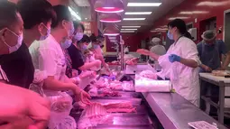 Foto pada 2 Agustus 2021 menunjukkan orang-orang membeli barang di supermarket di Wuhan, provinsi Hubei. Pihak berwenang di Wuhan akan melakukan tes COVID-19 terhadap seluruh penduduk, setelah kota di China Tengah ini melaporkan infeksi lokal pertamanya dalam lebih dari setahun. (STR / AFP)