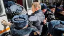 Pemimpin oposisi utama Rusia, Aleksey Navalny, ditahan ketika berunjuk rasa menuntut pengunduran diri Perdana Menteri Dmitry Medvedev atas tuduhan korupsi, di pusat kota Moskow, Minggu (26/3). (Evgeny Feldman for Alexey Navalny's campaign photo via AP)