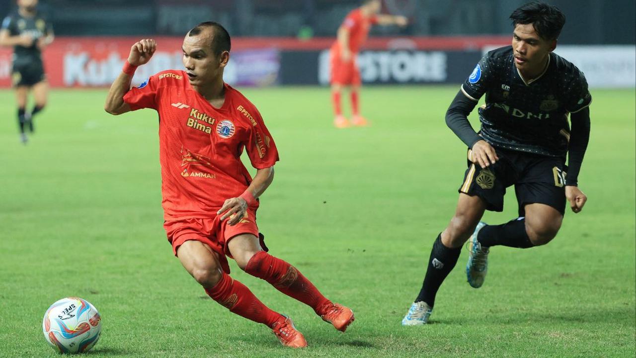Pemain Persija Jakarta, Riko Simanjuntak, melewati pemain Bhayangkara Presisi, David Maulana. 

Persija Jakarta tampil gemilang dengan kunggulan 4-1 ketika berduel lawan Bhayangkara FC di laga pekan ketiga BRI Liga 1 2023/2024 di Stadion Patriot Chandra
