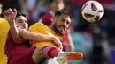 Pemain Timnas Indonesia, Bruno Fornapoli (kiri) berbut bola dengan pemain Australia, Bruno Fornapoli pada laga 16 besar Piala Asia 2023 yang berlangsung di assim bin Hamad Stadium, Doha, Qatar, Minggu (28/01/2024). (AP Photo/Aijaz Rahi)
