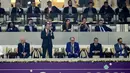 Presiden Prancis Emmanuel Macron bertepuk tangan setelah pertandingan semifinal Piala Dunia 2022 antara Prancis dan Maroko di Stadion Al Bayt di Al Khor, Qatar, Kamis (15/12/2022). Prancis berhasil melaju ke babak final setelah mengalahkan Maroko 2-0. (AP Photo/Martin Meissner)