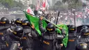 Gas air mata yang ditembakkan petugas membuat massa Prabowo bercerai-berai, Jakarta, Kamis (21/8/2014) (Liputan6.com/Miftahul Hayat) 