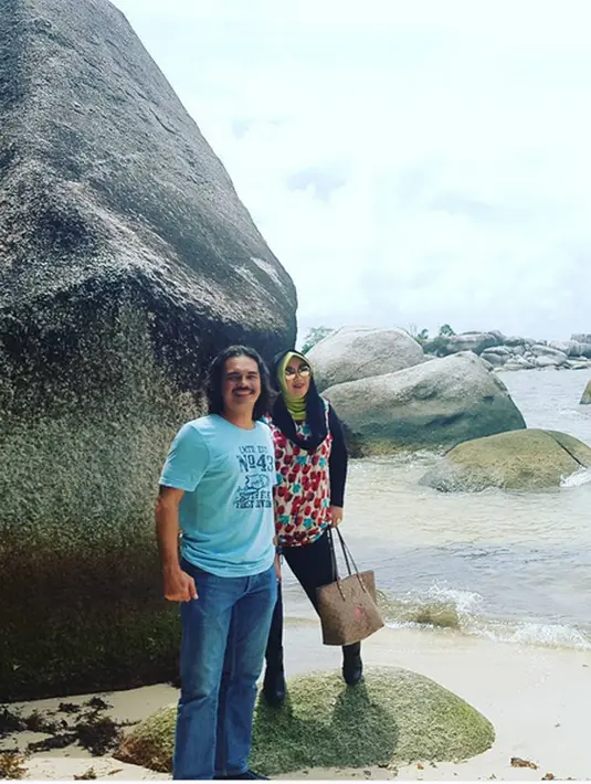 "Tak terasa udh jalan 18 tahun pernikahan kita sayang.. Pada hari ini aku merasakan hidupku semakin indah,bahagia dan bermakna..," tulis perempuan kalahiran Bandung 42 tahun silam dalam Instagram. (Instagram/rinagunawan28)