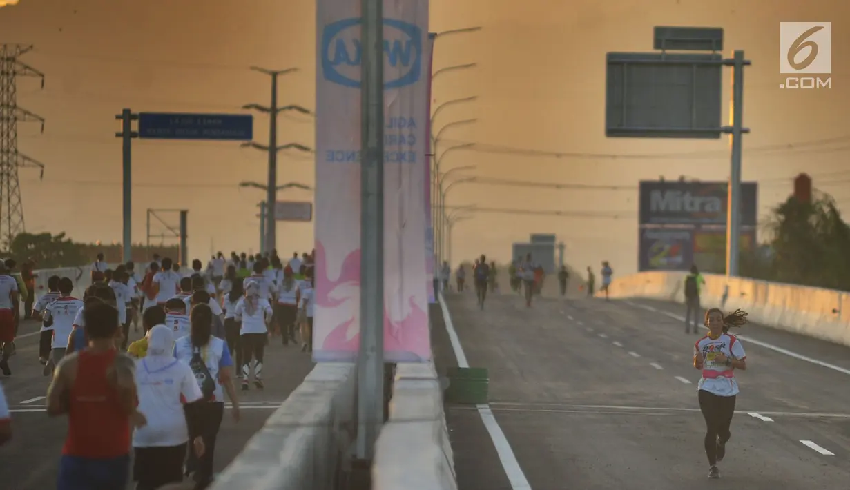 Peserta berlari di jalan Tol Bogor Outer Ring Road (BORR) saat Bogor Running Race, Bogor (01/04). Lomba lari ini dilakukan dalam rangka jelang peresmian Jalan Tol BORR Seksi IIB yang menghubungkan ruas Kedung Badak-Simpang Yasmin.(Merdeka.com/Arie Basuki)