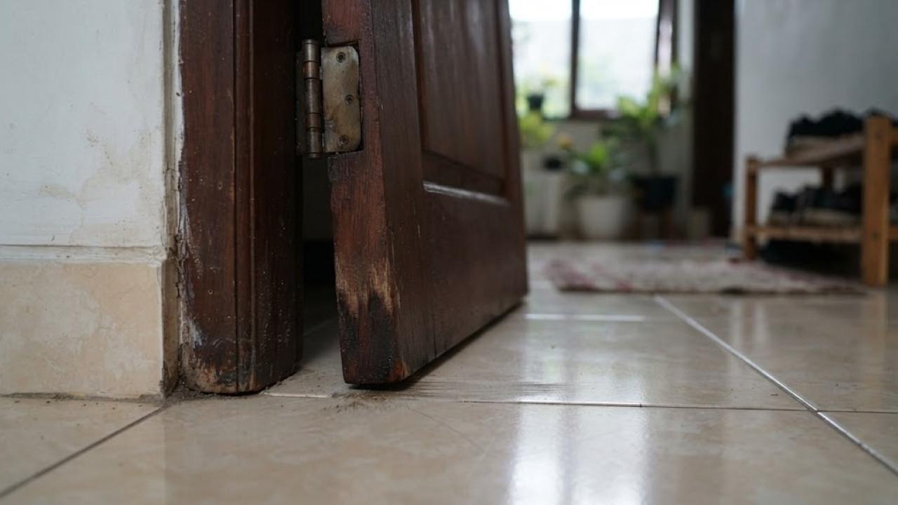 Cara Mengatasi Pintu Kayu yang Bergesekan dengan Lantai saat Udara Lembap Tanpa Tukang