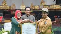 Dalam rangkaian HBT ke-72, Mendes PDTT Abdul Halim Iskandar menyerahkan berbagai penghargaan kepada 10 kepala desa perempuan inspiratif tahun 2022. (Ist)