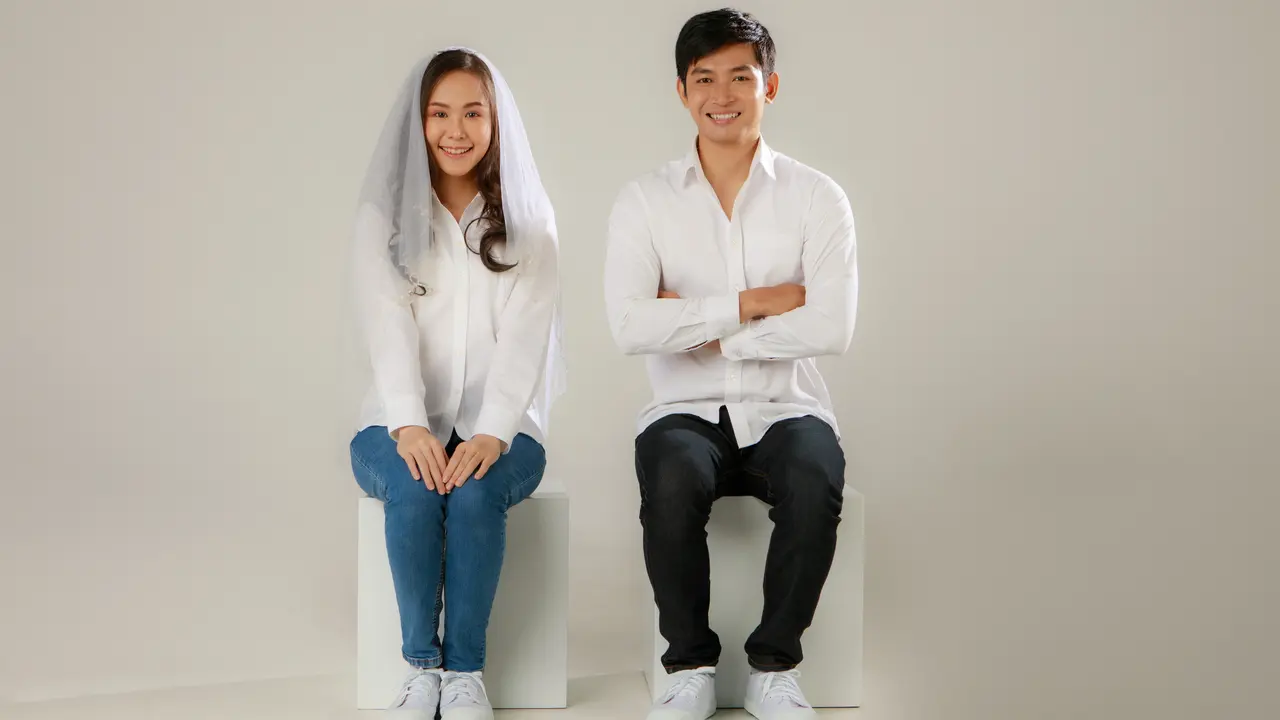 perempuan dan pasangan tampak serasi bersama