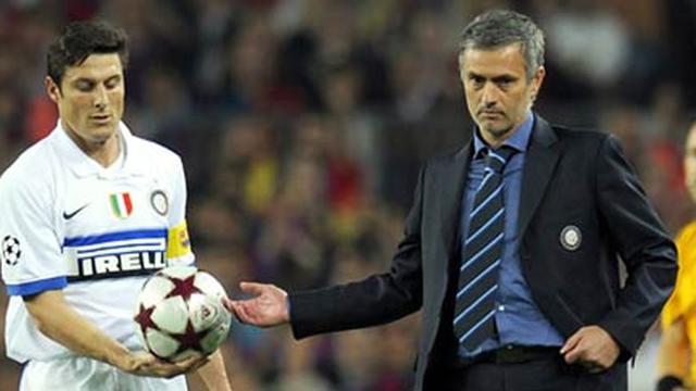 Javier Zanetti dan Jose Mourinho (© AFP 2010)