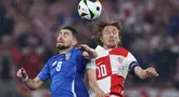 Gelandang Italia #08 Jorginho berebut bola dengan gelandang Kroasia #10 Luka Modric dalam duel matchday terakhir Grup B Euro 2024 di Leipzig Stadium, Selasa (25/6/2024) dini hari WIB. (Ronny HARTMANN / AFP)